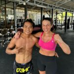 Joanna Jędrzejczyk Instagram – No dzień dobry z Ko Samui 🏝️ 

Takie poranki są najpiękniejsze
🍌 zdrowe i pożywne sniadanie
🥊 solidny wycisk na prywatnym treningu Muaythai w @lamaimuaythai z @jackwmcsamui
💊 odpowiednia suplementacja 
👙 teraz szybki shower i jeszcze skorzystam z uroków tego pięknego miejsca – jeszcze więcej ☀️ 

@headster Maaarcin – dziękuję za poranną motywację i przygarnięcie mnie na treningu. Piekne w sporcie jest to że poznaję się cudownych ludzi. Z Łepkiem trenowaliśmy wspólnie w Lamai 18 lat temu😱🫣🤭

Coś pięknego! 
Dobrego dnia u dużo mocy Wam wszystkim życzę 🤭

Koh Samui | Ko Samui | Thailand | Tajlandia | Vacation 

#kosamui #kohsamui #tajlandia marka wlasna Lamai Muay Thai Camp – KOH SAMUI