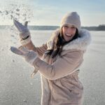 Joanna Jędrzejczyk Instagram - Happiness in not out there, it’s in you 🫶🏼 #giżycko #gizycko #polska #poland #polskazima #winteroutfit #zima Gizycko Jezioro Niegocin