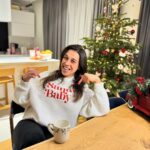 Joanna Jędrzejczyk Instagram - Santa baby🎅🏼 Kończyny te świąteczne szaleństwo🎄 Niedawno wróciłam od rodziców, a teraz szklaneczka wody, owoce i lecę na bieżnię troszkę się poruszać. Ta kapryśna i deszczowa pogoda uniemożliwiła nawet wyjście na świąteczny spacer🚶‍♀️ Trochę pojadłam w te święta ale królowej jarzynowej zjadłam tylko dwa widelce, a serniczka bilans - “ZERO”🙈 Jak wasze poświąteczne humory, samopoczucie i poziom najedzenia?😉 … #santababy Olsztyn, Poland
