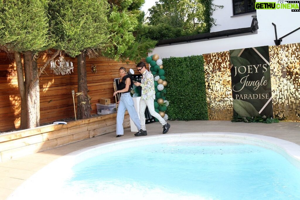 Joey Essex Instagram - Joey’s Jungle Paradise went OFF fully... turning 30 was one to remember! what an amazing day with my family and friends. Thank you for all being there! Need to give big thank you to @party_organising_professionals for making this birthday one of the best birthday party’s I’ve ever had. Respect to @imajyne_uk the wine is so cool. @cocktail_in_a_jar cocktails wow. @amaze_and_graze food 😛 @cakesbyjacquib my cake was perfect. @backyardcinemaessex sick screen! @partiesandsigns Joeys Jungle Paradise sign was power 💥 @essexreptileencounters snakes and spiders was LIT 🐍 🕷 🦎