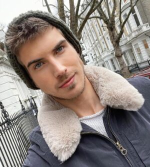 Joey Graceffa Instagram - goodbye America, hello England 👋🏻 🇬🇧 new moving to London vlog & apartment tour is up on my channel! link in bio 💂🏻‍♀️☕️