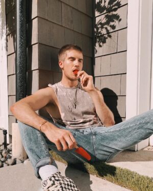 Joey Graceffa Instagram - have a mental breakdown but make it fashion 👁👄👁 guess the popsicle flavor 💦