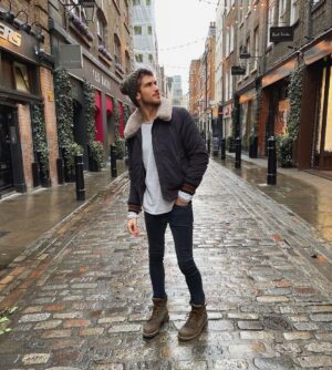 Joey Graceffa Instagram - goodbye America, hello England 👋🏻 🇬🇧 new moving to London vlog & apartment tour is up on my channel! link in bio 💂🏻‍♀️☕️