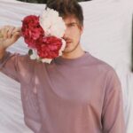 Joey Graceffa Instagram – roses are red 🌹 violets are pretty 💐 feelin like 2020 punched me in the titty 🤨