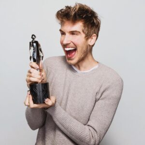 Joey Graceffa Instagram - WE WON A STREAMY! 🎉 Well, two..but who’s counting ..hehe. Thank you to everyone who has supported me, this show, the cast & our entire @escapethenight team, I love you and I’m so excited for what’s next 😈 And a massive thank you to @viktorluna for creating this beautiful custom lewk for me, go show him some love! 🖤