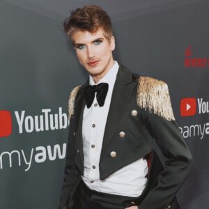 Joey Graceffa Instagram - WE WON A STREAMY! 🎉 Well, two..but who’s counting ..hehe. Thank you to everyone who has supported me, this show, the cast & our entire @escapethenight team, I love you and I’m so excited for what’s next 😈 And a massive thank you to @viktorluna for creating this beautiful custom lewk for me, go show him some love! 🖤