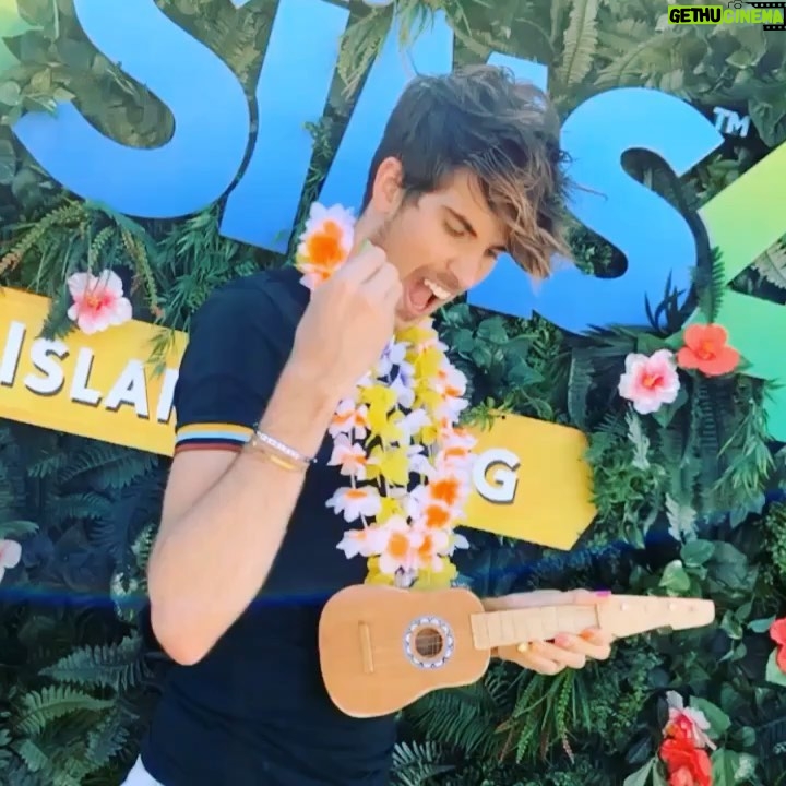 Joey Graceffa Instagram - Comment only tropical emojis! ☀️🍍🌴🌺 Was lucky to get first dibs to play the new @theSims #tsislandliving expansion! GUYS... You can be a MERMAID!!🧜🏼‍♂️ #thesims