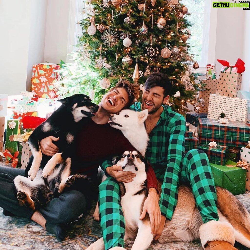 Joey Graceffa Instagram - Merry Christmas from our crazy family you yours! 🎄❤️