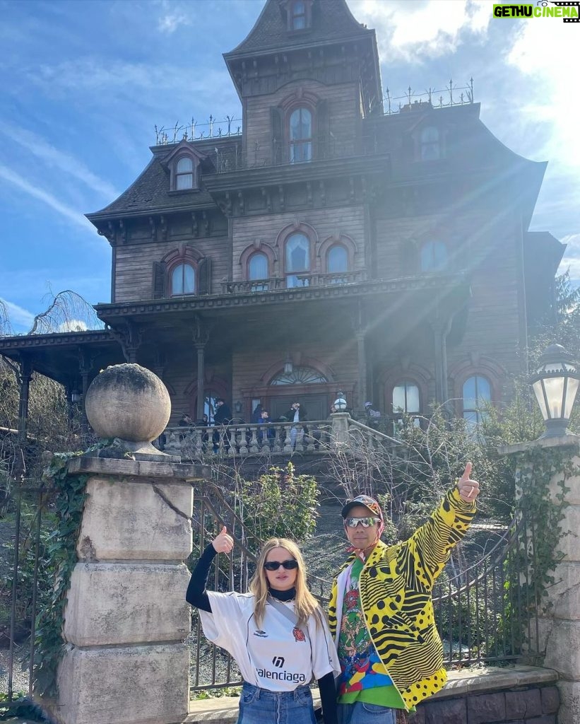 Joey King Instagram - The only way to the twilight zone, is through Paris👻 thank you so much @disneylandparis for having us, Ratatouille the ride did something to my soul, Crush’s coaster is elite, and Autopia reminded me of me and my sisters arguing over who would drive when we were kids 🥰….we truly loved every second 🐀🐢 Disneyland Paris
