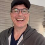John Barrowman Instagram - It’s Movie night! Watch the reel, all is explained! . . #trendingreels #trendingaudio #lgbtqia #love #movie #snacks #friends #saygay #theoutsiders #musical #theatre #theater #palmsprings #cocktails #rangerover