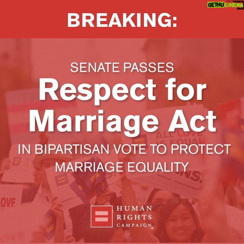 John Barrowman Instagram - BREAKING: In a 61-36 bipartisan vote, the Respect For Marriage Act has finally passed in the Senate. Love wins! 🏳️‍🌈 @humanrightscampaign Posted @withrepost . . #HumanRightsCampaign #LGBTQ #LGBT #RespectForMarriageAct #LoveIsLove #MarriageEquality Palm Springs, California