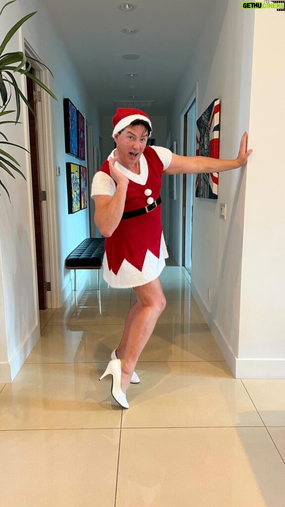 John Barrowman Instagram - It’s the most wonderful time to be queer 🎄 Palm Springs, California