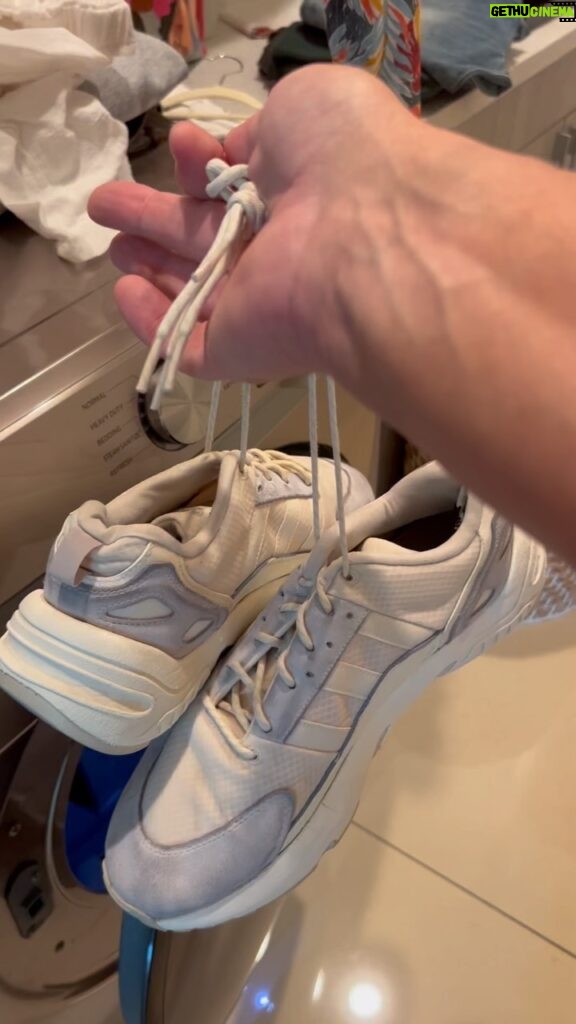 John Barrowman Instagram - Dry your Sneakers/Trainers without ruining them. You’ll thank me later. #housework #palmsprings #trendingreels #trendingaudio #tips #fun #laundry #lifehacks #lgbtq #lgbtqia #drag #love #gay #samsung #dryer Palm Springs, California