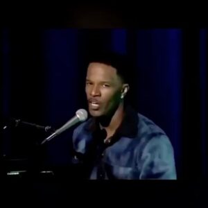 John Boyega Instagram - Quick message for ya enemies and mine! Have a nice weekend ❤️ @iamjamiefoxx 🙏🏾🙏🏾🙏🏾
