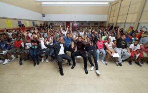 John Boyega Instagram - Throwback with @savethemusic students in Detroit 2017 🖤 #aspiretoinspire