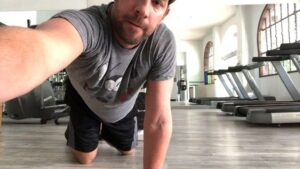 John Krasinski Instagram - Challenged by @prattprattpratt to do 25 push-ups for a great cause called MVP.  #MergingVetsandPlayers check it out and donate at www.vetsandplayers.org
@therock and @ChrisEvans you’re up!