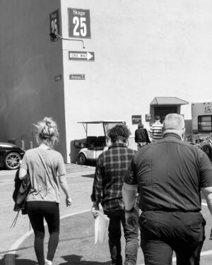 Johnny Galecki Instagram - The walk onto stage for our final run-through rehearsal. L-R: @kaleycuoco @sanctionedjohnnygalecki @missmayim @therealjimparsons and Brother Olaf, security extraordinaire / poet. #sendcombs 📸: @a.ayers10