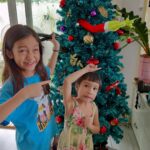 Jolina Magdangal Instagram – Hala!!!!!! May sumingit sa christmas tree namin!!!!!!🎄😜 

#PeleSerye #TeleVika #grinch #grinchmas