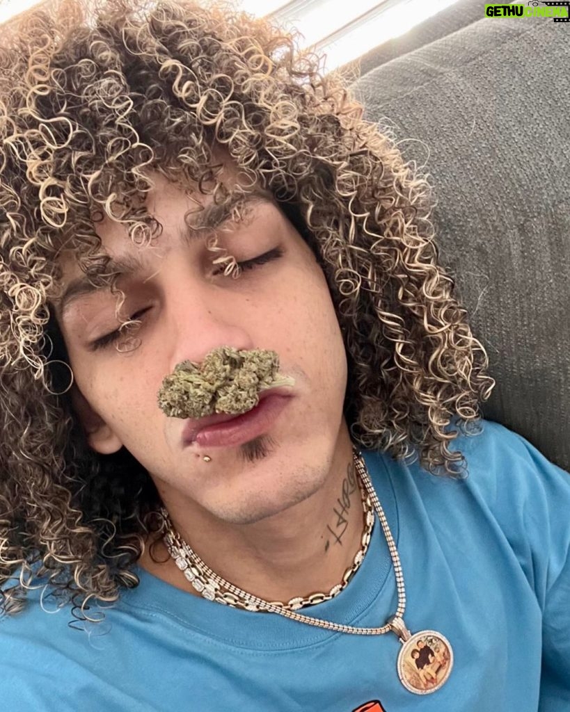 Jon Z Instagram - REPITE CONMIGO NO ES UNA DROGA ALGO QUE DIOS CREÓ 🙏🏽 HAPPY 420 🍁🫶🏽