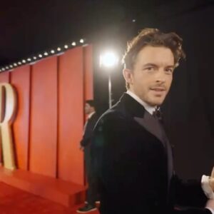 Jonathan Bailey Instagram - @vanityfair 🎈
#VFoscars