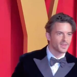 Jonathan Bailey Instagram - @vanityfair 🎈
#VFoscars