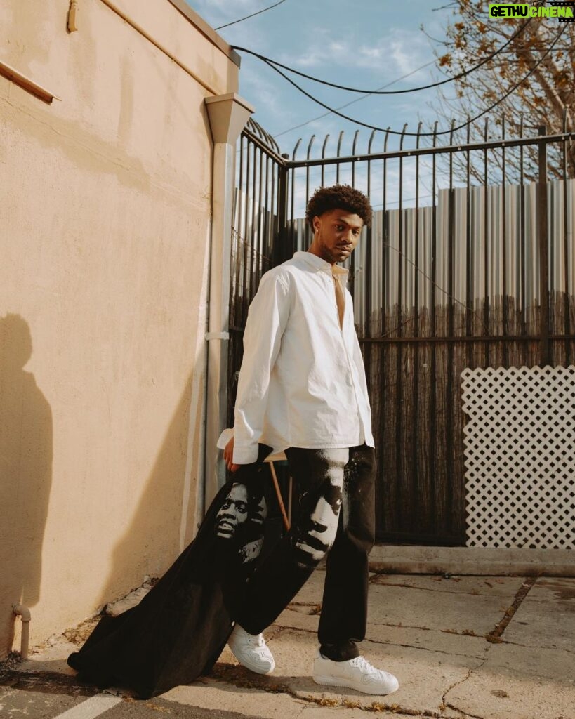 Jonathan Daviss Instagram - Black boy fly 🕊️ 📸: @brialysse Styling: @parkerharwood