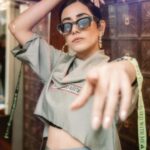 Jonita Gandhi Instagram - ⚠️ highly addictive ⚠️ Photos @themediatronic Styled by @akankshakawediastyle Outfit @scribbologythelabel Jewellery @equiivalence Vit Chennai Campus