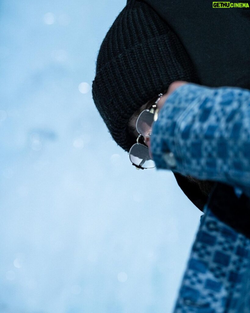 Jordan Rondelli Instagram - ❄️🥶❄️ Fait froid ici (-221°c mais bon) 👕 @sandroparis 📸 @aubrybertin