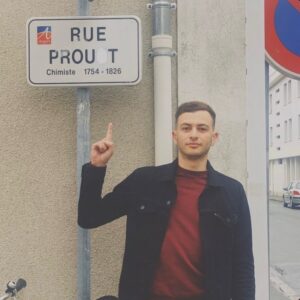 Jordan Rondelli Instagram - 🍀 Concours 🍀

J’ai reproduis 2 photos que vous m’avez proposé en story, dont la deuxième avec le google Pixel 6A @madebygoogle et on vous en fait gagner un ! Y’a aussi 1 paire de Buds pro à gagner 👌🏻

Pleins de possibilités dispos pour le mode photo, toutes les apps Google, 72h d’autonomie, un bon tel abordable pour la rentrée ! 

Pour participer :
- Liker le post
- Follow @madebygoogle
- Follow @joyca
- Mentionner 2 personnes, une qui aurait pu faire la première photo, et une qui aurait pu faire la deuxième

Concours ouvert en France uniquement 

Refs photo :
Photo 1 : @Kindness_adventure (Photographe sur Angers)
Photo 2 : @Yassencore (Agriculteur en Seine et marne)