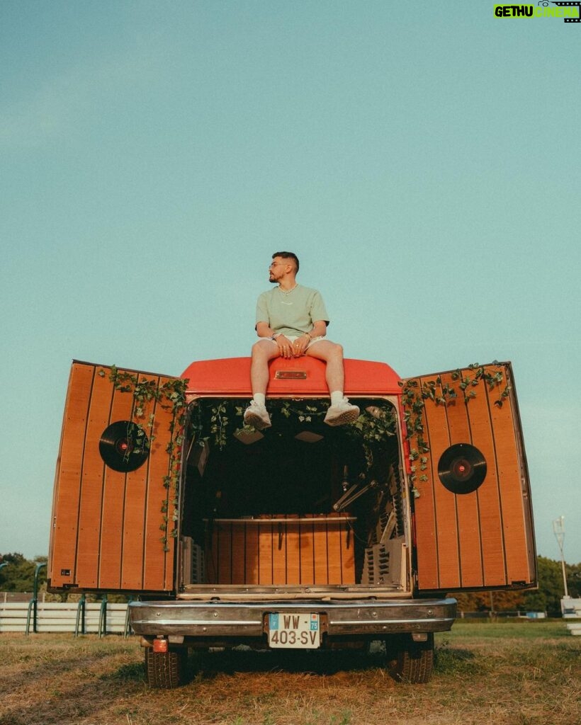 Jordan Rondelli Instagram - Y’a 1 an c’était juste une idée comme ça, et j’ai fini par le faire ! Transformer un van en studio musique 🚐🔥 Avec @taycofficiel comme premier invité pour poser à l’intérieur, et la vidéo est dispo sur la chaîne 👌🏻 📸 @jules.ctm qui sent bon