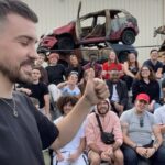 Jordan Rondelli Instagram - Tournage le jour des 6 ans de la chaîne 🎂 Merci à tous et toutes d’être là depuis si longtemps, à la base c’était même pas un tournage prévu pour les 6 ans, c’est tombé par hasard mais en écrivant ce post je réalise encore tout ce qui m’arrive et c’est en grande partie grâce à vous. Vous aimez mon contenu et ma personnalité, des fois juste l’un ou juste l’autre, des fois aucun des deux (srx ?). Depuis 6 ans pour certains et certaines, vous avez vu des vidéos qui vous ont réconfortées pendant des moments difficiles de vos vies ou juste divertis le temps d’un dimanche. J’en ai tourné dans des moments difficiles aussi et dans des moments plus heureux ! Ce qui est sur c’est que vous me permettez de vivre des choses que j’aurais jamais osé m’imaginer pouvoir vivre et je veux faire en sorte de vous régaler le plus longtemps possible encore, je veux tenter des trucs, je veux me planter et apprendre, je veux sortir des dingueries, je veux accomplir tout ce que j’ai en tête, aller au bout de mes idées et évidemment je veux le faire pour moi, avec vous, et pour toutes les personnes qui croient en moi. Merci encore du soutien, je pensais pas écrire autant parce que j’ai l’habitude de pas trop parler de tout ça ou juste en surface (par modestie, habitude, ou peut être parce que je me dis parfois qu’avec les réseaux, dans un texte comme ça ou même devant la cam, qu’on soit sincère ou pas, si on s’y prend bien de toutes façons ça se verra pas) mais là j’avais envie, et c’est sincère (fake ou pas ? débattez). Ça m’arrive parfois d’oublier pendant un moment que derrière les stats, c’est des vrais personnes qui sont là mais vous me le rappelez quand je vous rencontre au hasard dans la rue, pendant des évents ou simplement avec vos DM, commentaires, etc… Bienvenue aux nouveaux et nouvelles qui me découvrent, vous avez pas mal de vidéos à rattraper et y’en a encore beaucoup qui arrivent 🔥👀 📸 : @jules.ctm