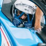 Jordan Rondelli Instagram - Vous avez vu ça certainement, je vais participer au @grandprix_explorer une course de Formule 4 sur le circuit Bugatti du Mans 🤌🏼 Donc en gros je vais taper des pointes à 200km/h et freiner au dernier moment pour prendre des virages bien serré bien slip en XXS. En tous cas vous pouvez le voir dans mon dernier vlog, pour l’instant j’ai enchaîné quelques tête à queue mais normal ça fait partie de ma strat d’évolution genre