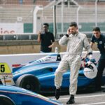 Jordan Rondelli Instagram - Vous avez vu ça certainement, je vais participer au @grandprix_explorer une course de Formule 4 sur le circuit Bugatti du Mans 🤌🏼 Donc en gros je vais taper des pointes à 200km/h et freiner au dernier moment pour prendre des virages bien serré bien slip en XXS. En tous cas vous pouvez le voir dans mon dernier vlog, pour l’instant j’ai enchaîné quelques tête à queue mais normal ça fait partie de ma strat d’évolution genre