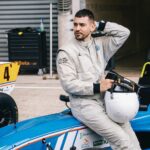 Jordan Rondelli Instagram - Vous avez vu ça certainement, je vais participer au @grandprix_explorer une course de Formule 4 sur le circuit Bugatti du Mans 🤌🏼 Donc en gros je vais taper des pointes à 200km/h et freiner au dernier moment pour prendre des virages bien serré bien slip en XXS. En tous cas vous pouvez le voir dans mon dernier vlog, pour l’instant j’ai enchaîné quelques tête à queue mais normal ça fait partie de ma strat d’évolution genre