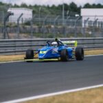 Jordan Rondelli Instagram - Vous avez vu ça certainement, je vais participer au @grandprix_explorer une course de Formule 4 sur le circuit Bugatti du Mans 🤌🏼 Donc en gros je vais taper des pointes à 200km/h et freiner au dernier moment pour prendre des virages bien serré bien slip en XXS. En tous cas vous pouvez le voir dans mon dernier vlog, pour l’instant j’ai enchaîné quelques tête à queue mais normal ça fait partie de ma strat d’évolution genre