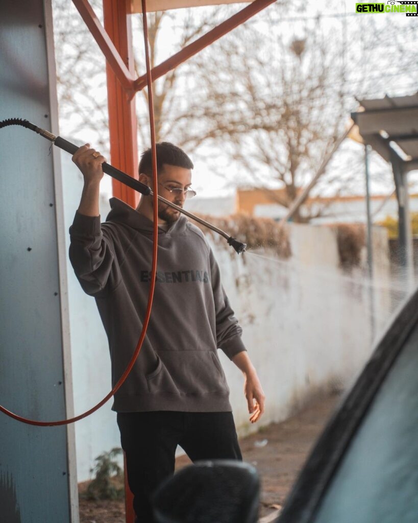 Jordan Rondelli Instagram - Car Wash de ma voiture et de moi dans la dernière slide 🧼🚗 📸 @jules.ctm