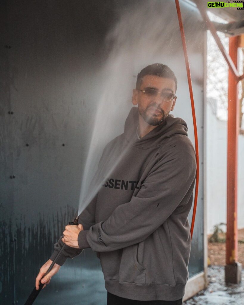 Jordan Rondelli Instagram - Car Wash de ma voiture et de moi dans la dernière slide 🧼🚗 📸 @jules.ctm