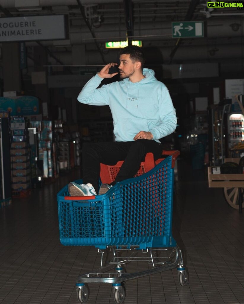 Jordan Rondelli Instagram - CONCOURS 🛒 Comme depuis 1 an, je vais faire mes courses chez @carrefourfrance, sauf que comme d’habitude j’arrive après la fermeture donc j’ai pas pu faire mes courses. Mais cette fois, j’ai fait un shooting à la place. Le positif, c’est que 1 an ou je suis arrivé en retard ça m’a fait des économies de fou. Carrefour l’a vu et a décidé d’organiser un gros concours pour faire gagner à L’UN D’ENTRE VOUS les 1 an de courses que j’ai pas fait, soit un bon d’achat de 1000€ (entre temps j’ai mangé de l’air) Pour participer : Follow @carrefourfrance et @joyca Like ce post Commente en taggant 2 personnes qui t’emmènent que dans les rayons chips 📸 @jules.ctm