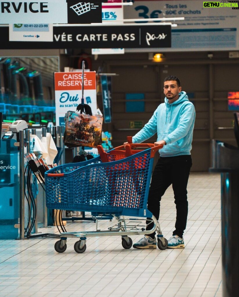 Jordan Rondelli Instagram - CONCOURS 🛒 Comme depuis 1 an, je vais faire mes courses chez @carrefourfrance, sauf que comme d’habitude j’arrive après la fermeture donc j’ai pas pu faire mes courses. Mais cette fois, j’ai fait un shooting à la place. Le positif, c’est que 1 an ou je suis arrivé en retard ça m’a fait des économies de fou. Carrefour l’a vu et a décidé d’organiser un gros concours pour faire gagner à L’UN D’ENTRE VOUS les 1 an de courses que j’ai pas fait, soit un bon d’achat de 1000€ (entre temps j’ai mangé de l’air) Pour participer : Follow @carrefourfrance et @joyca Like ce post Commente en taggant 2 personnes qui t’emmènent que dans les rayons chips 📸 @jules.ctm