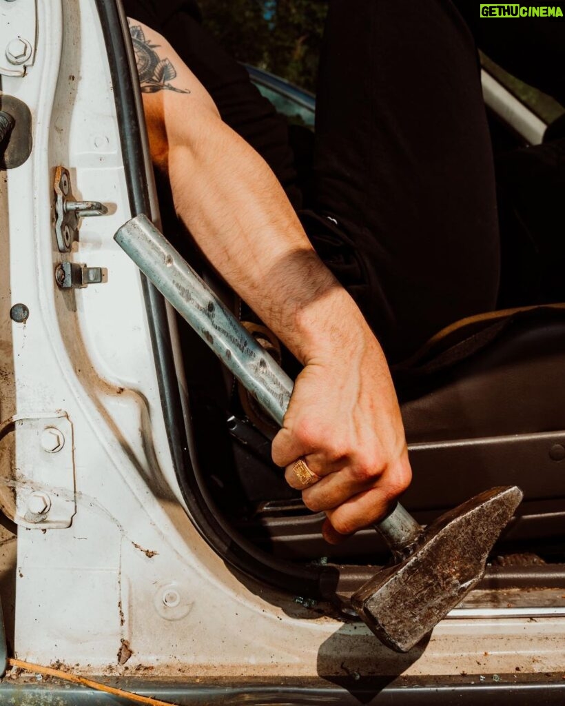 Jordan Rondelli Instagram - 🚙⚒💥 Petit tour à la casse comme chaque semaine pour parler de mes problèmes aux voitures 📸 : @jules.ctm