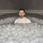 Jordan Rondelli Instagram - J’étais à une expo sur les bulles 🫧 Trop heureux de l’expérience comme on peut le voir sur la 2ème photo