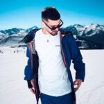 Jordan Rondelli Instagram - Il neige en Avril, c’est le moment de poster ça 💙🔵🏔 Nouvelle vidéo demain 13h qui va vous faire du bien et si vous captez pas pour la coupe, allez voir le dernier vlog sorti hier 👀 Bon week end ☀️ 📸 @la_.debrouille