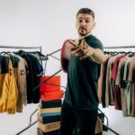 Jordan Rondelli Instagram - JEU CONCOURS : 1000€ à gagner sur @veepee_fr 🤩 Je vous explique, j’étais sur un shooting pour @veepee_FR justement et le photographe m’a avoué ne pas connaître… J’ai pété les plombs. Comment on peut passer à côté d’un site qui propose des ventes privées (vêtements, maison, sport…) avec des réductions allant jusqu’à 70% ??? Pour me calmer, j’ai décidé de faire ce jeu concours. Pour participer : - Follow @joyca et @veepee_FR - Like ce post - Tag 1 personne avec qui TU NE PEUX PAS t’embrouiller 📸 désolé @jules.ctm