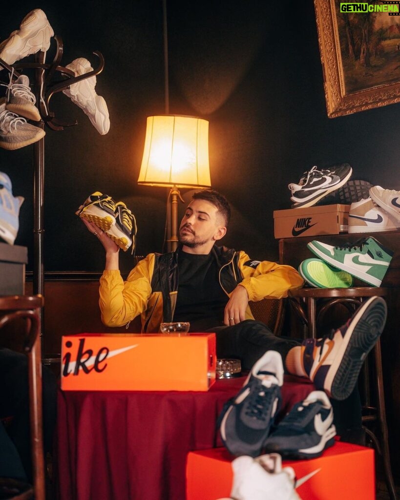 Jordan Rondelli Instagram - Partenariat rémunéré JEU CONCOURS 🔥 5000€ DE SNEAKERS À GAGNER, 5 GAGNANTS - 1000€ par personne 🔥 @wethenew nous offre la possibilité de vous faire gagner 5000€ de sneakers, pour participer : - Suis @wethenew ainsi que @Joyca et @mastuu_ - Like ce post - Taggue 2 amis à toi Tu peux doubler tes chances de gagner en participant au concours organisé par @wethenew sur leur page 😌 Tirage au sort dans une semaine donc c’est maintenant ou jamais pour participer, bonne chance à tous 🍀 📸 : @jules.ctm ❤️ Merci au @legatsby_bar pour ce cadre incroyable et leur accueil 🙏