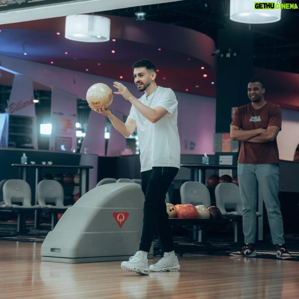 Jordan Rondelli Instagram - La partie de bowling la plus chère 🎳 Vidéo dispo sur ma chaîne ✌🏼 📸 @jules.ctm Merci à @silverbowlangers