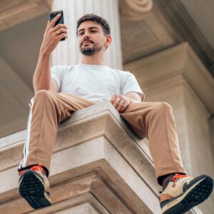 Jordan Rondelli Instagram - 🍀 Concours 🍀

J’ai reproduis 2 photos que vous m’avez proposé en story, dont la deuxième avec le google Pixel 6A @madebygoogle et on vous en fait gagner un ! Y’a aussi 1 paire de Buds pro à gagner 👌🏻

Pleins de possibilités dispos pour le mode photo, toutes les apps Google, 72h d’autonomie, un bon tel abordable pour la rentrée ! 

Pour participer :
- Liker le post
- Follow @madebygoogle
- Follow @joyca
- Mentionner 2 personnes, une qui aurait pu faire la première photo, et une qui aurait pu faire la deuxième

Concours ouvert en France uniquement 

Refs photo :
Photo 1 : @Kindness_adventure (Photographe sur Angers)
Photo 2 : @Yassencore (Agriculteur en Seine et marne)