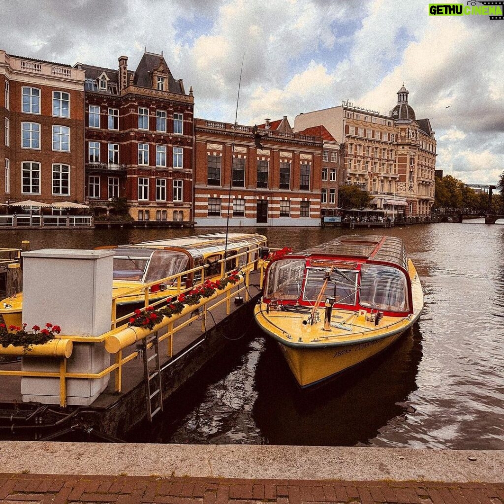 Jordan Rondelli Instagram - Amsterdam 🇳🇱 28 ans 🎉 Aucun sourire, c’est un choix artistique pour contenir le vrai sourire qui est intérieur. Amsterdam, Netherlands