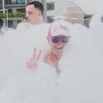 Jordi Wild Instagram - Con mi padre en una fiesta de la espuma, uno de los momentos más epicamente surrealistas de mi vida. Atentos al último vídeo por favor 🛁😂