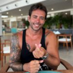 Jordi Wild Instagram - Con este corazón coreano os anuncio que THE WILD PROJECT vuelve el 12 de Septiembre ‼️ Cada martes y jueves ya sabéis lo que tendréis, vuestro podcast de confianza, paz y amor. Este año va a ser espectacular… En la última foto: lo que pasa cuando se te cae el jabón en la cárcel.