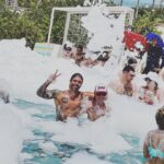 Jordi Wild Instagram - Con mi padre en una fiesta de la espuma, uno de los momentos más epicamente surrealistas de mi vida. Atentos al último vídeo por favor 🛁😂